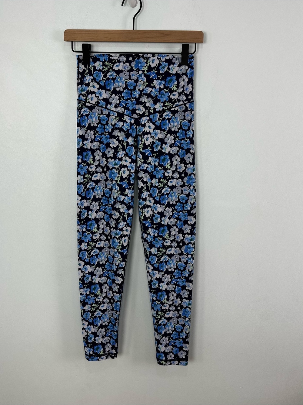 Offline by Aerie Floral High Rise 7/8 Leggings Size Medium Blues, White, Green